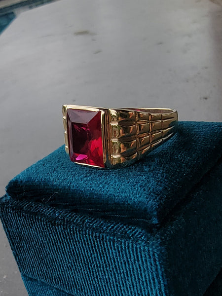 Order GLAMIRA Men's Ring Sporty in Emerald Cut cut 2.15 Carat 14k Yellow  Gold Ruby | GLAMIRA.in